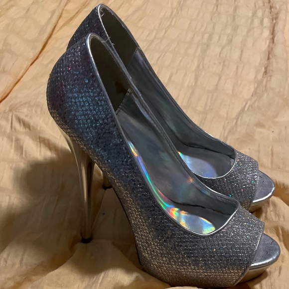 Deb Silver Sparkly Pumps Heels Women's‎ Size 8.5 M - Picture 2 of 5